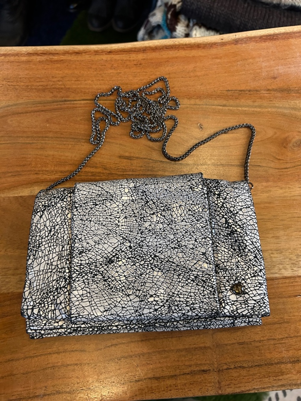 Stylish Crackle-Print Chain Shoulder Bag - White/Black